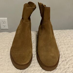 NWOB Lucky Brand Rhetty
Genuine Suede Leather Ankle Boot
Bootie Tan Women’s 9